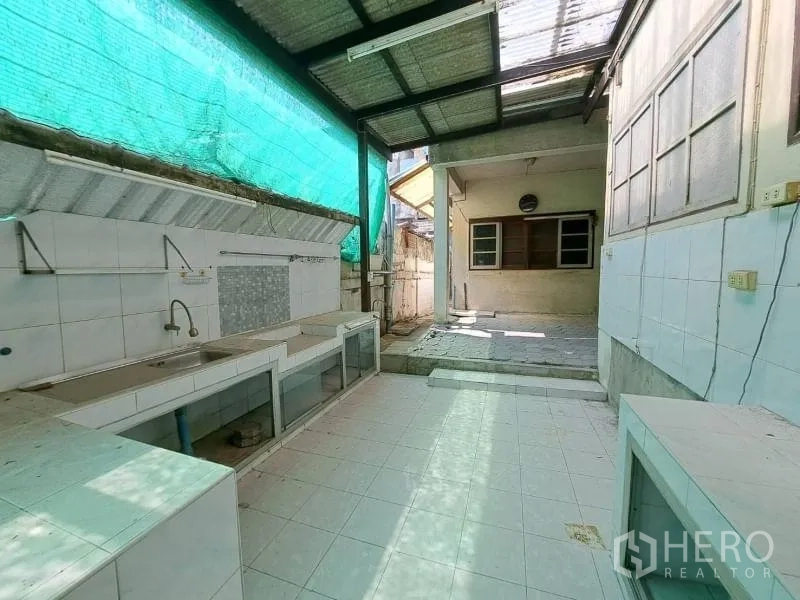 零售空间 出租在Sathon, Bangkok - 半露天备餐区，带遮棚、瓷砖台面和水槽，适合作为后场。
