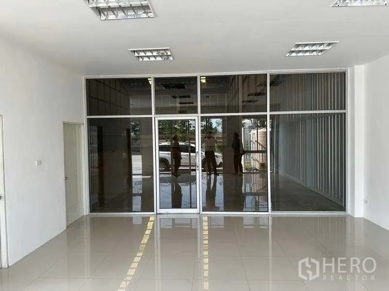 工厂 出租在Bang Sao Thong, Samut Prakan - 前厅办公室，落地玻璃隔断连接仓库。