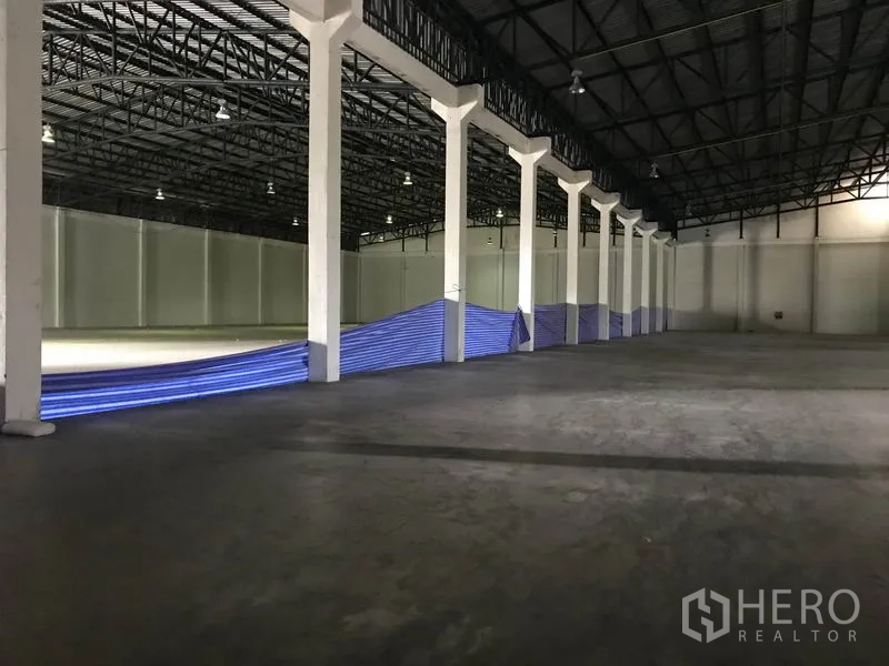 Warehouse for rent in Bang Pa-in, Phra Nakhon Si Ayutthaya - Spacious warehouse interior with high steel-truss roof, concrete floor, and open column bays for flexible storage.