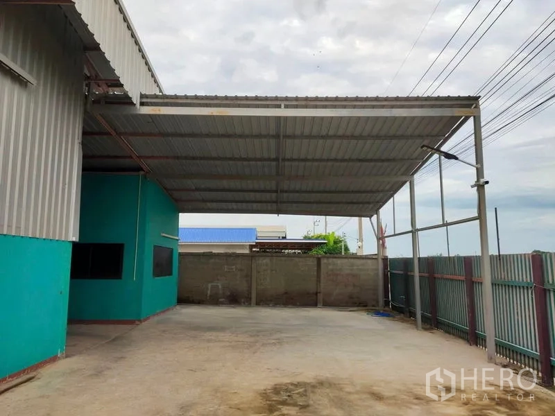 คลังสินค้า ขายในLam Luk Ka, Pathum Thani - ชานโหลดสินค้าพร้อมหลังคาเหล็กสูงและรั้วรอบขอบชิด
