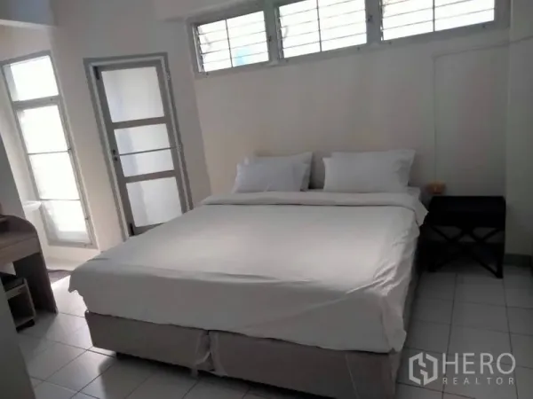 Shophouse for rent - Bright bedroom with double bed, tiled floor and louvered windows inside the shophouse.
