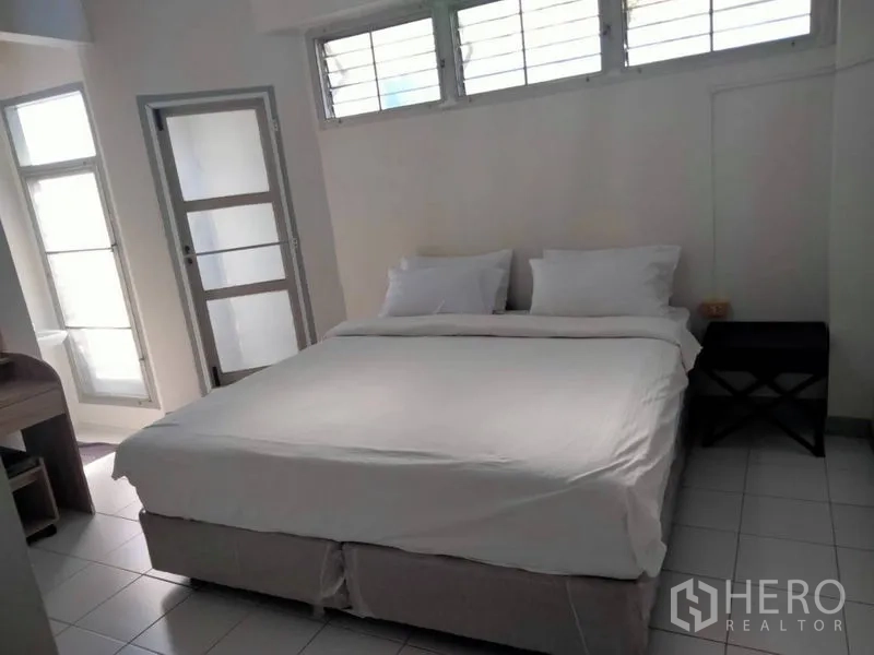 Shophouse for rent - Bright bedroom with double bed, tiled floor and louvered windows inside the shophouse.