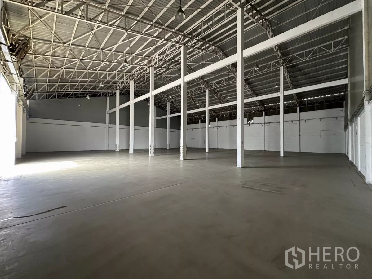Warehouse for rent in Phra Khanong, Bangkok - Bright industrial hall with high ceilings, metal roof and open floor plan.