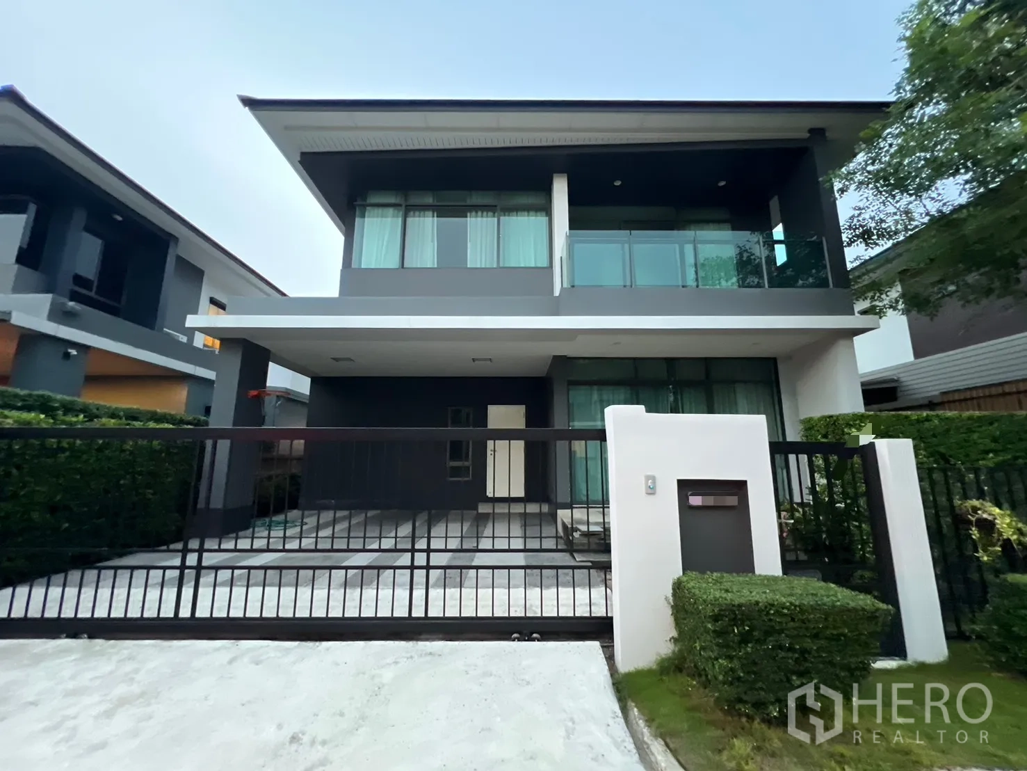 Detached House for rent or sale in Bang Kapi, Bangkok - Modern two-storey detached house with gated driveway at Setthasiri Krungthep Kreetha in Bang Kapi.