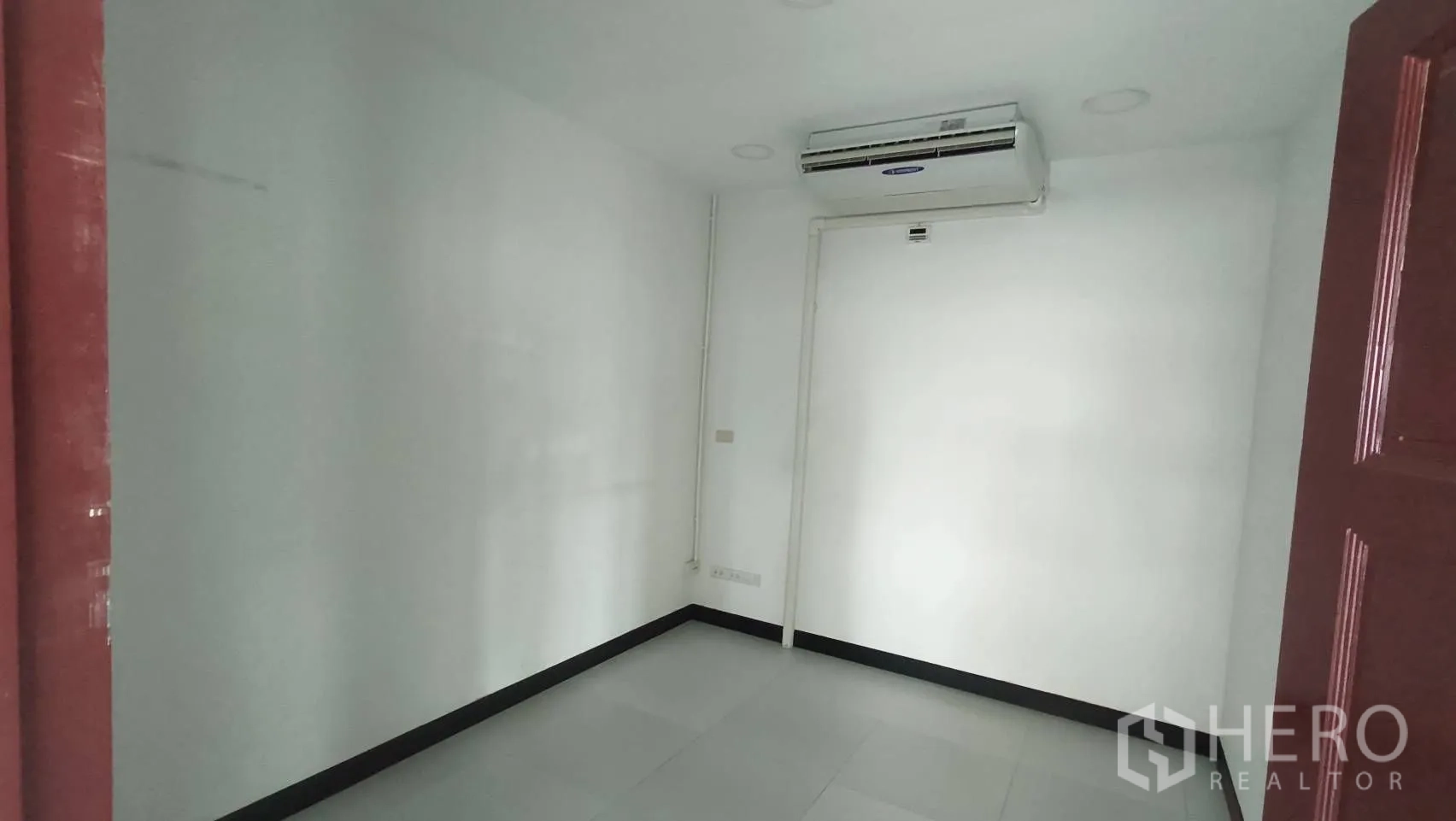 办公空间 出租在Khlong Toei, Bangkok - 小型办公室，瓷砖地面与空调。