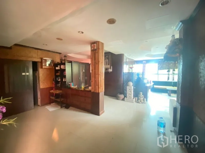 Office Space for rent in Khlong Toei, Bangkok - Open office zone with built-in cabinetry, bamboo pillar and partition to the lounge.