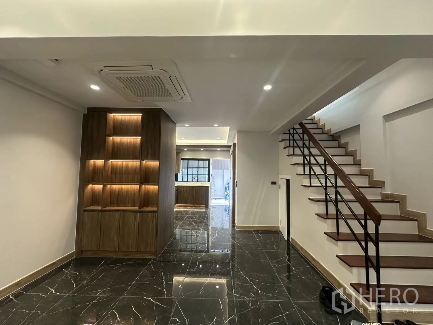 家庭办公室 for rent in Watthana, Bangkok - 走廊内置灯光展示柜与通往楼上的楼梯。