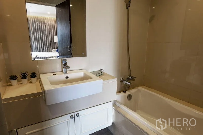 คอนโด ให้เช่าในWatthana, Bangkok - ห้องน้ำโมเดิร์น อ่างอาบน้ำพร้อมฝักบัว อ่างล้างหน้าเหลี่ยม และกระเบื้องโทนกลาง