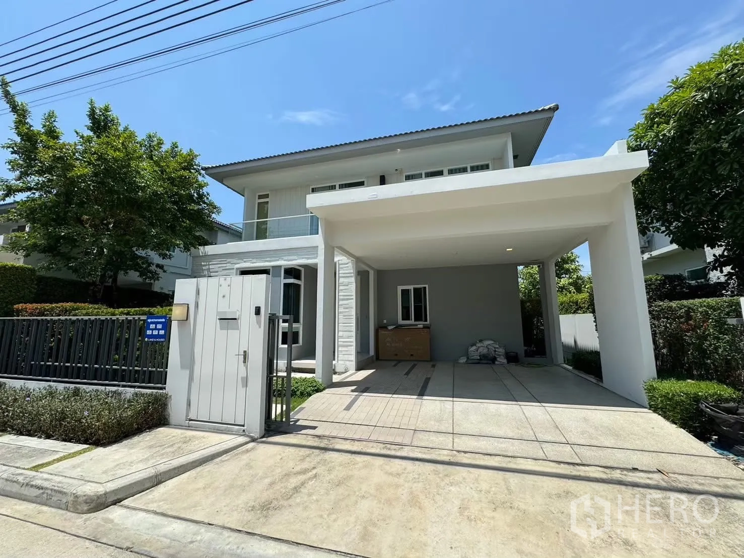 Detached House for rent in Prawet, Bangkok - Walk-in closet with glass-front wardrobes and a built-in desk.