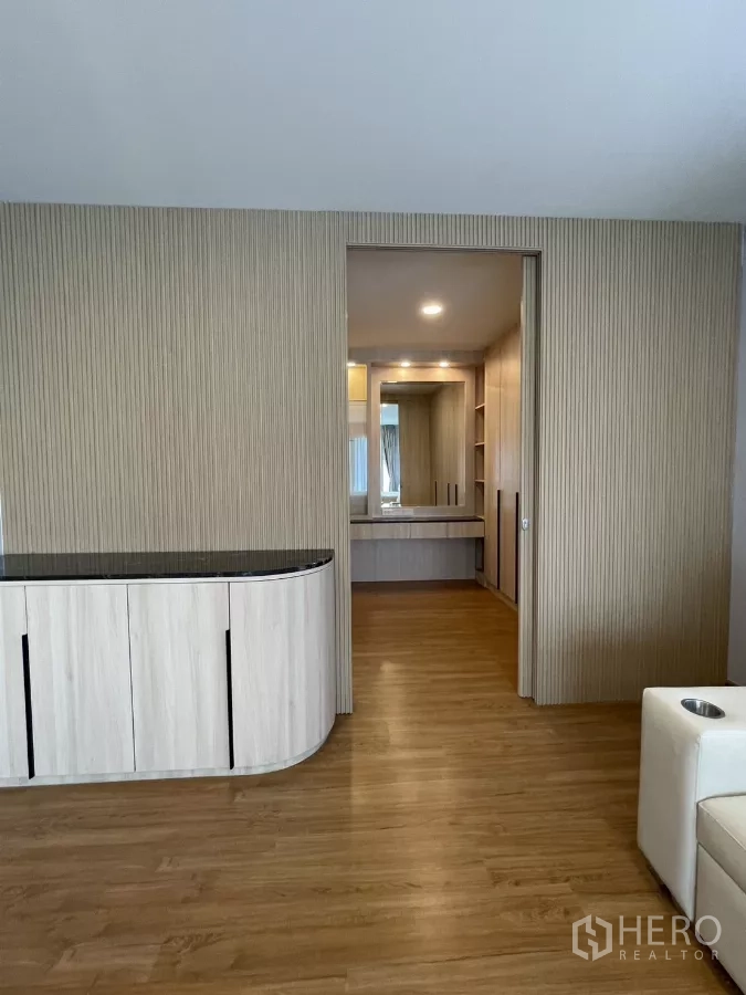 独立式住宅 出租在Bang Phli, Samut Prakan - 主卧通往衣帽间的过道，带弧形柜体细节。