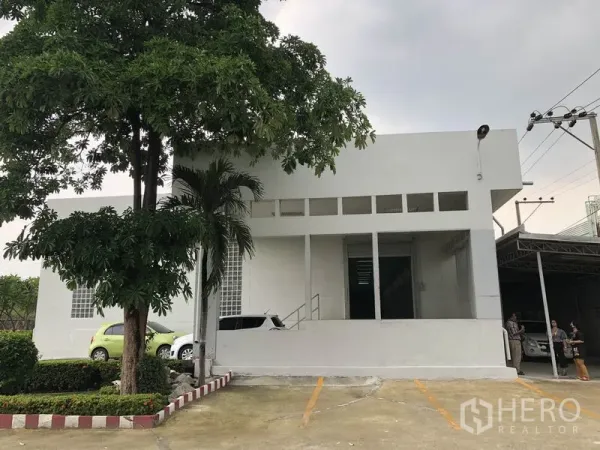 工厂 出租在Lat Krabang, Bangkok - 工厂立面，设升高装卸门与划线停车位