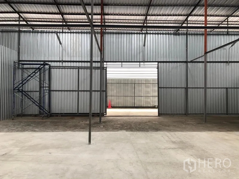 คลังสินค้า ให้เช่าในPak Kret, Nonthaburi - ประตูเปิดกว้างเชื่อมสู่ลานโหลด โครงเหล็กและพื้นคอนกรีต