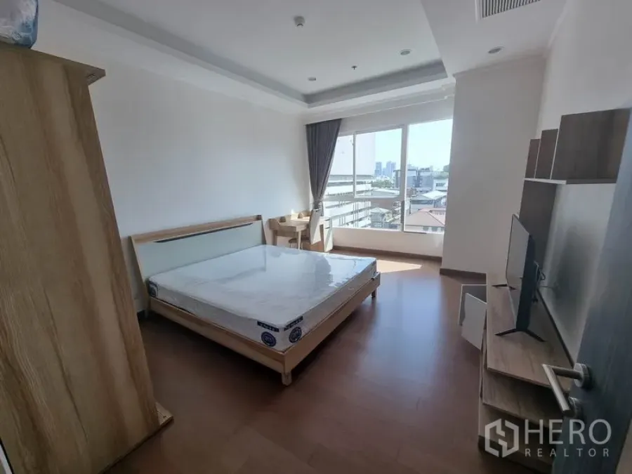 公寓 出租在Ratchathewi, Bangkok - 采光充足的卧室，大床、电视柜、书桌与城市景观窗