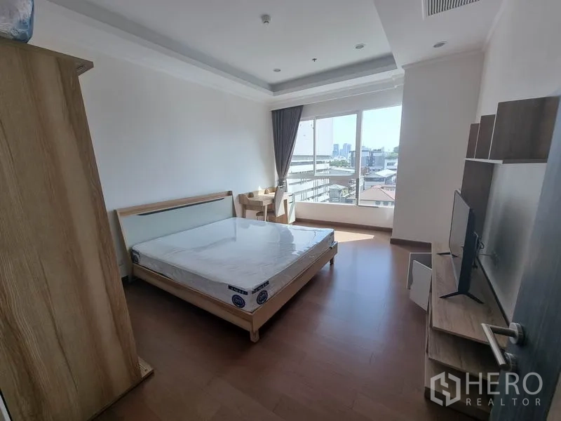 公寓 出租在Ratchathewi, Bangkok - 采光充足的卧室，大床、电视柜、书桌与城市景观窗