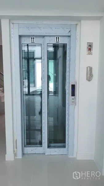 带办公室的家 出租在Suan Luang, Bangkok - 室内私家电梯，玻璃门与呼叫面板。