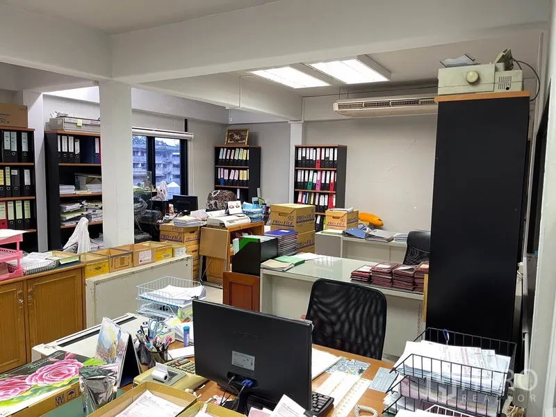 办公空间 出租在Khlong Toei, Bangkok - 带窗的办公区，工作站与档案柜，顶灯明亮