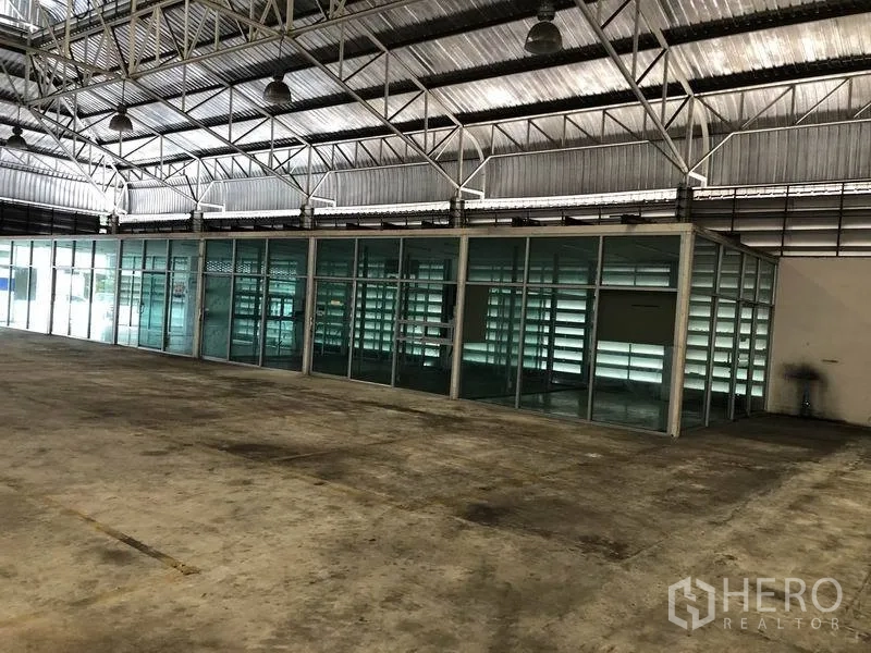 Warehouse for rent in Bang Sue, Bangkok - Glass-partitioned office rooms inside the warehouse for administration and inventory control.