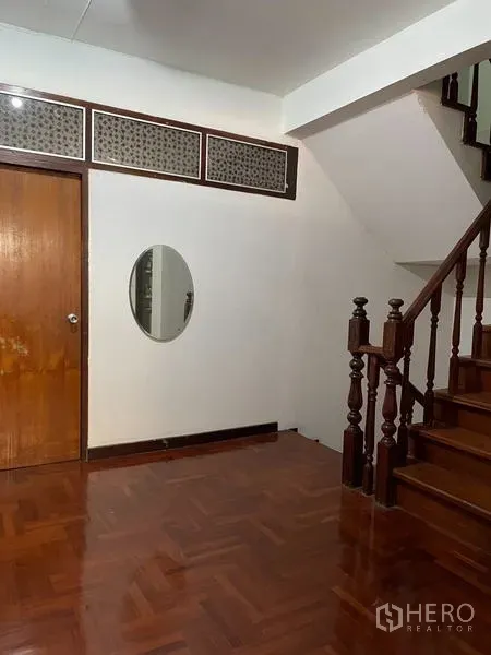 Home Office for rent in Ratchathewi, Bangkok - Interior foyer featuring a polished parquet floor and solid wood staircase.