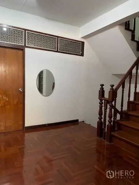 Home Office for rent in Ratchathewi, Bangkok - Interior foyer featuring a polished parquet floor and solid wood staircase.