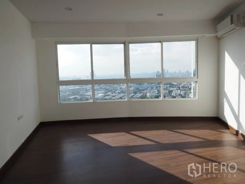 公寓 出租在Yan Nawa, Bangkok - 转角卧室，宽幅环景窗、木地板，尽览城市景观。