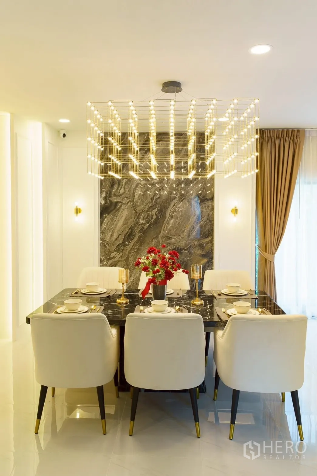 独立式住宅 for sale in Bang Phli, Samut Prakan - 豪华餐厅，大理石背景墙与艺术吊灯