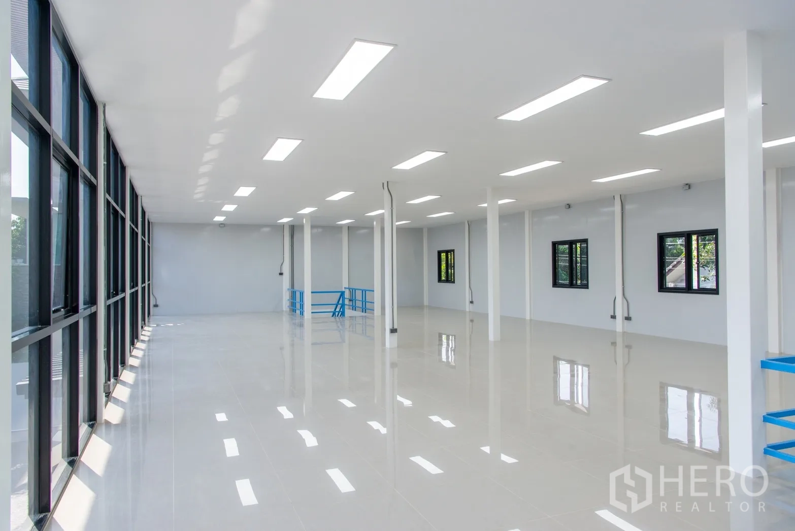 อาคาร standalone for rent or sale in Phra Khanong, Bangkok - แนวหน้าต่างยาวให้แสงธรรมชาติสู่พื้นที่โล่งกว้าง