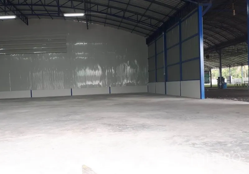 货栈 出租在Nong Chok, Bangkok - 仓库出入口设滑门与有顶装卸区，连接宽阔混凝土场地