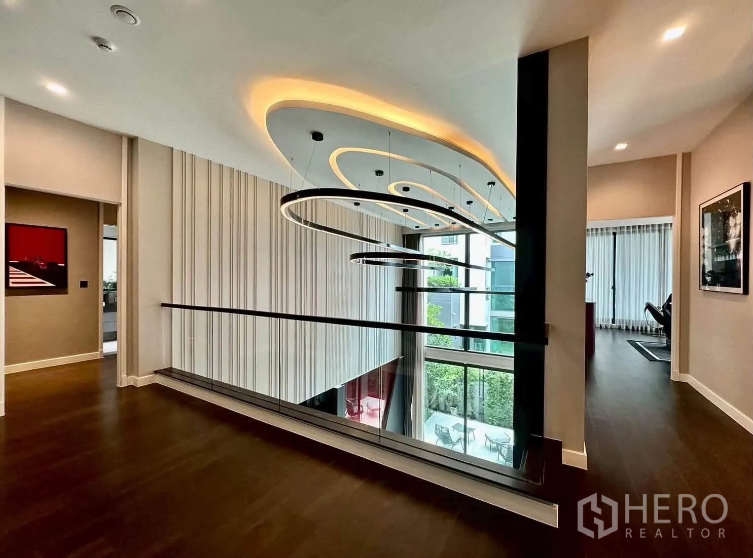 独栋房屋 for rent or sale in Suan Luang, Bangkok - 夹层走廊配造型天花，可眺望下方客厅。