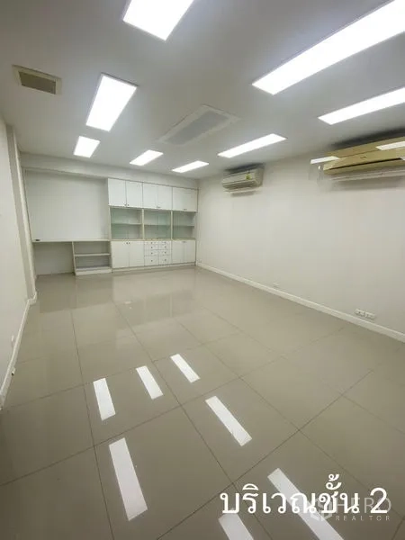 店屋 出租在Watthana, Bangkok - 带空调的办公室，顶置灯光明亮，亮面地砖。