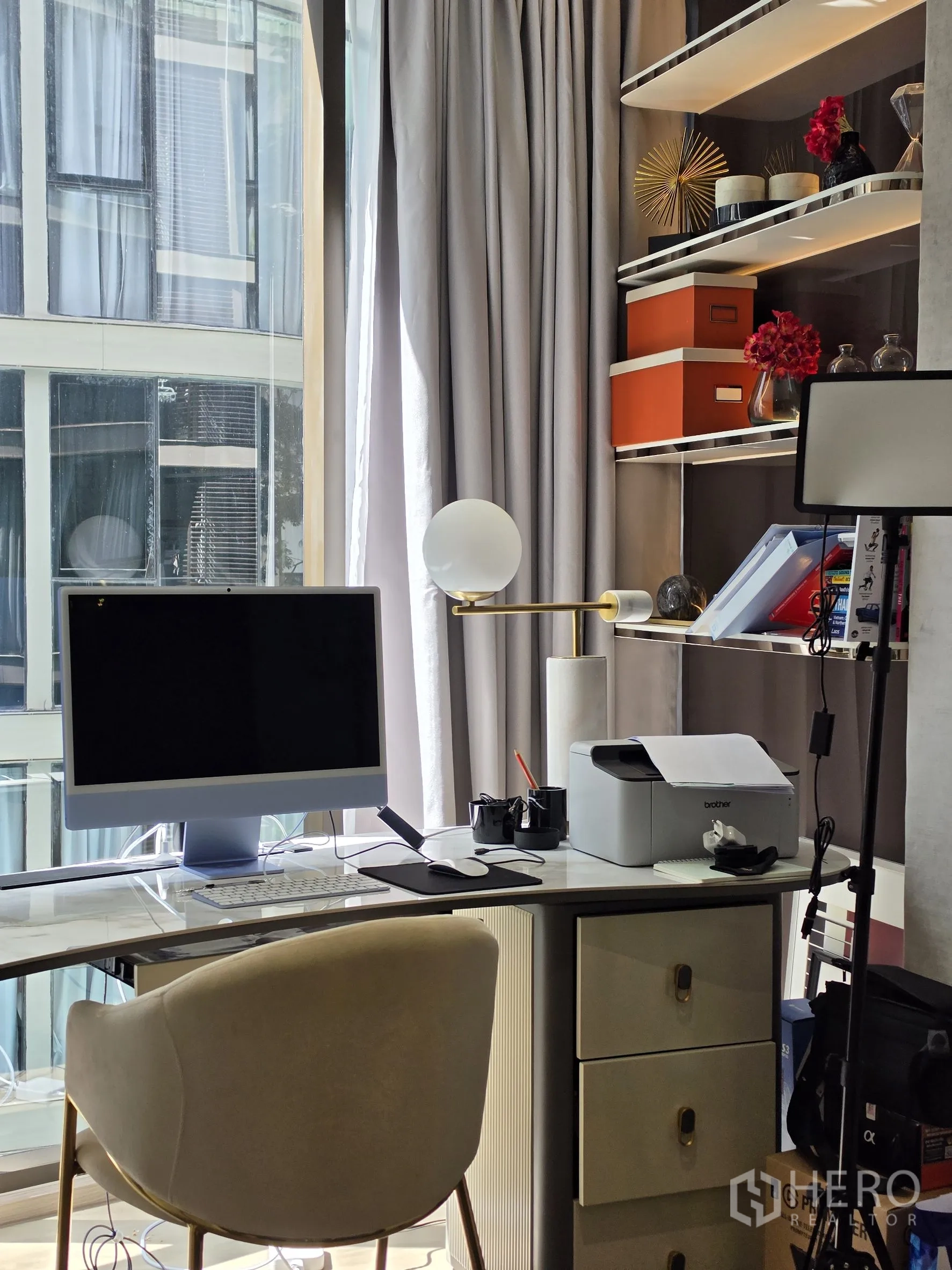 Condominium for rent in Khlong Toei, Bangkok - Built-in shelving and work desk beside a large window in the study area.