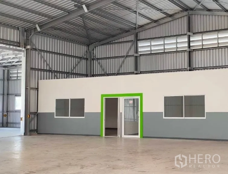 货栈 出租在Pak Kret, Nonthaburi - 更宽视角的仓内办公室区，位于钢结构屋顶下。
