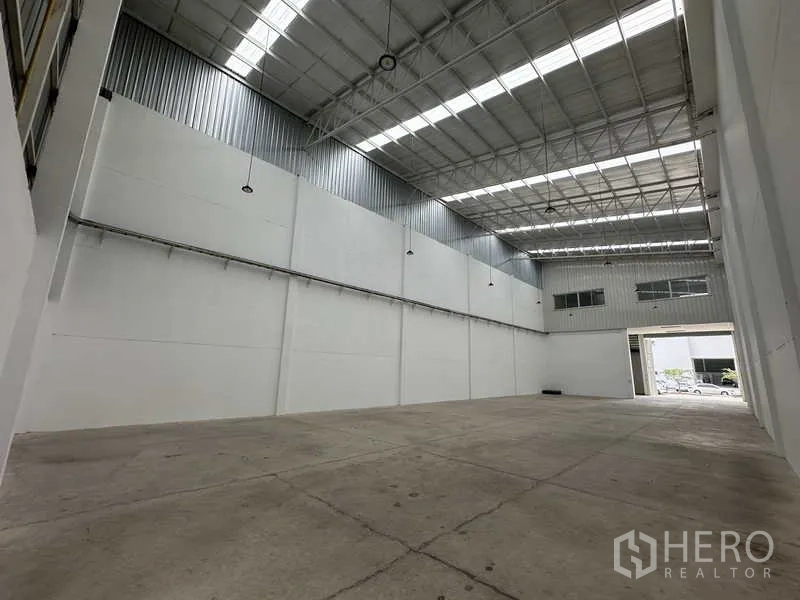工厂 出租在Khlong Luang, Pathum Thani - 宽阔无柱厂房地面，吊灯与通风屋面板