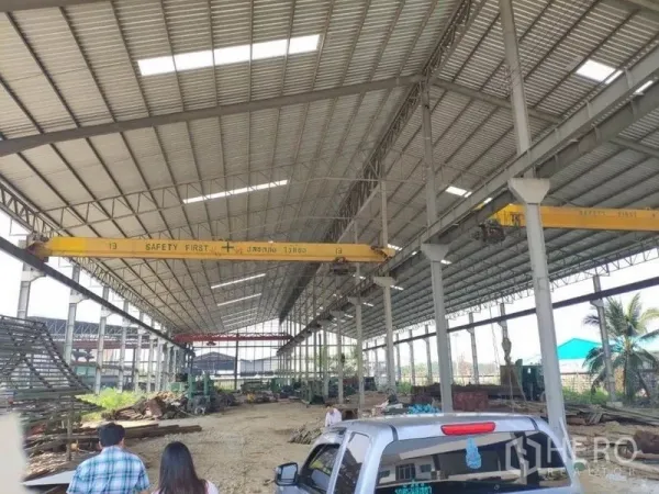 โรงงาน ให้เช่าในSamut Sakhon - ภายในโกดังช่วงกว้าง มีเครนสีเหลืองคู่และช่องแสงตามหลังคา สมุทรสาคร