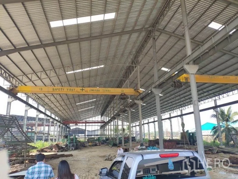 โรงงาน ให้เช่าในSamut Sakhon - ภายในโกดังช่วงกว้าง มีเครนสีเหลืองคู่และช่องแสงตามหลังคา สมุทรสาคร
