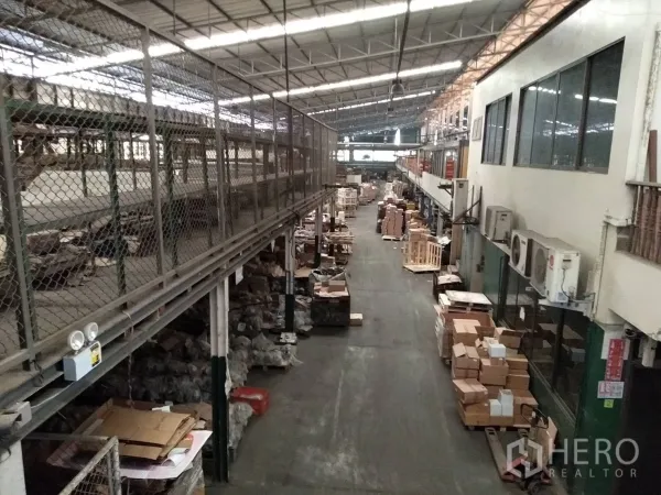 Factory for rent in Lam Luk Ka, Pathum Thani - Elevated mezzanine walkway beside enclosed office block overlooking the production area.