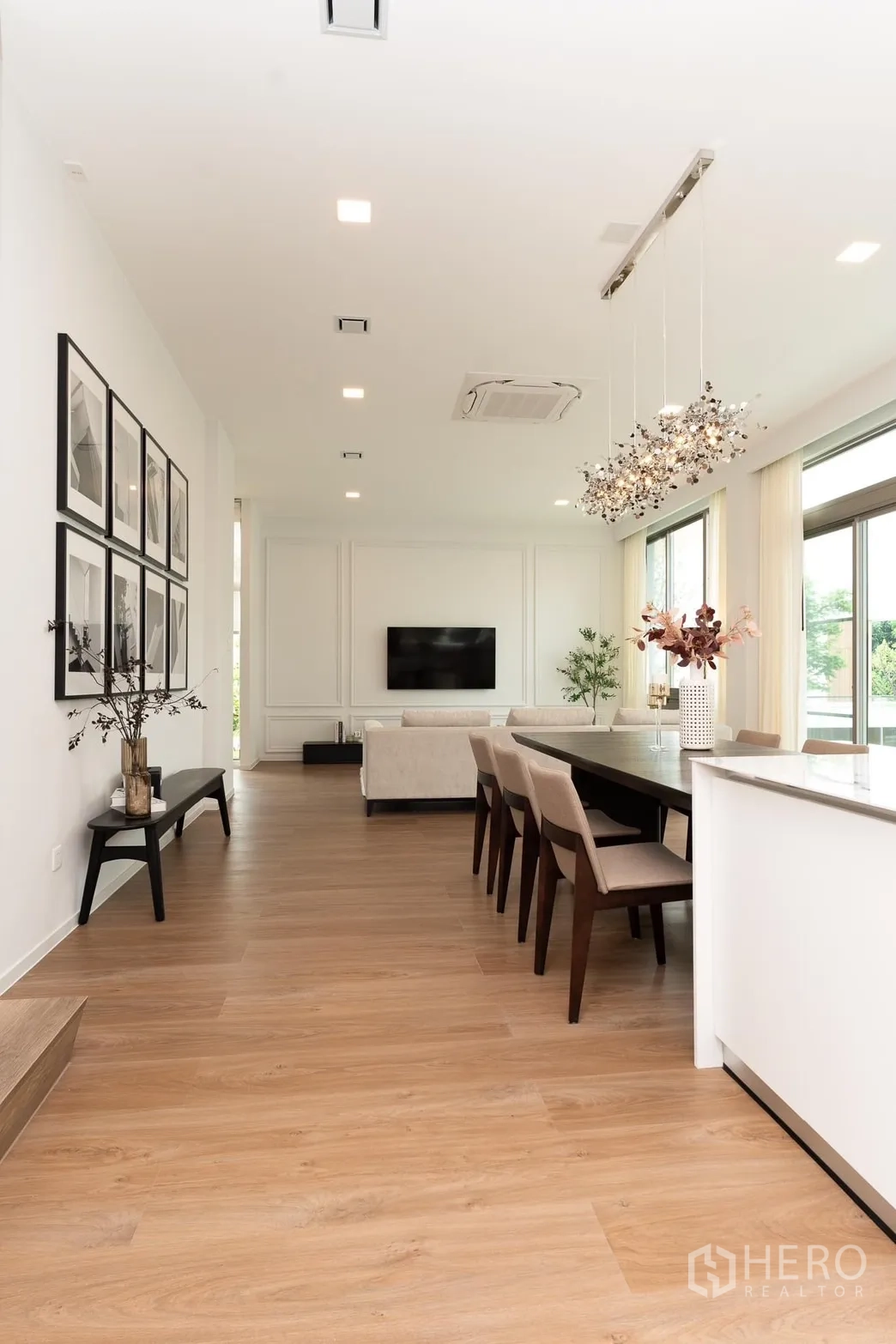 บ้าน ให้เช่าในSaphan Sung, Bangkok - มุมรับประทานอาหารพื้นไม้ มองสู่ห้องนั่งเล่นอบอุ่น