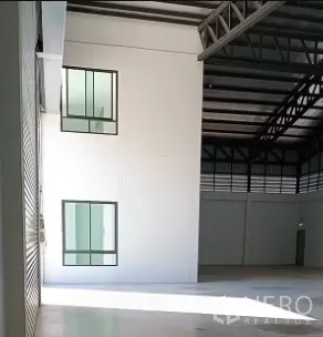 工厂 出售在Bang Bo, Samut Prakan - 仓库内部，12米层高，钢桁架结构，旁侧为办公区窗户。