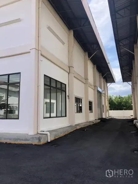 คลังสินค้า ให้เช่า - มุมอาคารโกดังมีหน้าต่างสำนักงาน และทางขนถ่ายสินค้าด้านข้างมีหลังคา