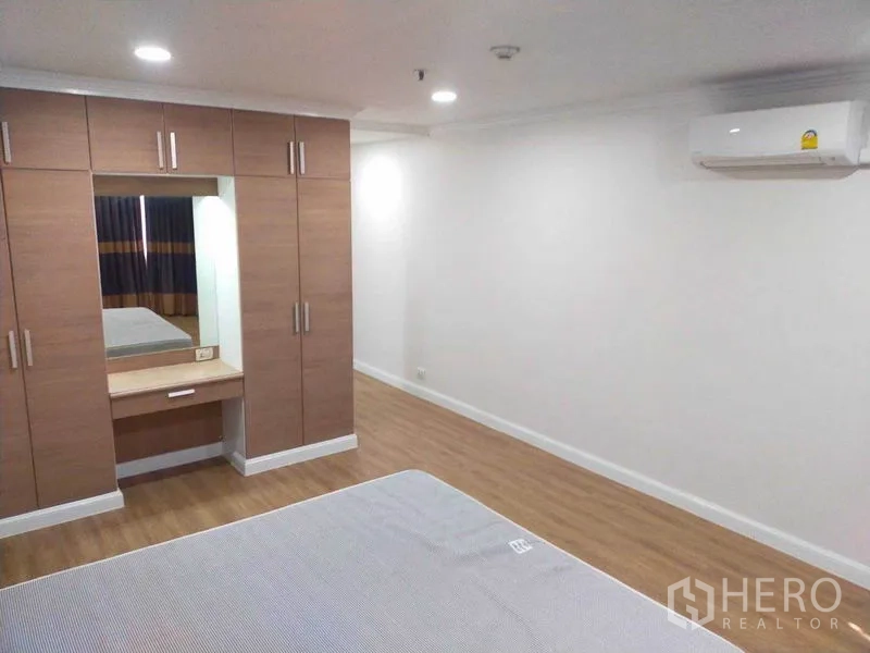 คอนโด ให้เช่าในWatthana, Bangkok - ห้องนอนกว้าง ตู้เสื้อผ้าบิลต์อิน มุมแต่งตัว และเครื่องปรับอากาศติดผนัง