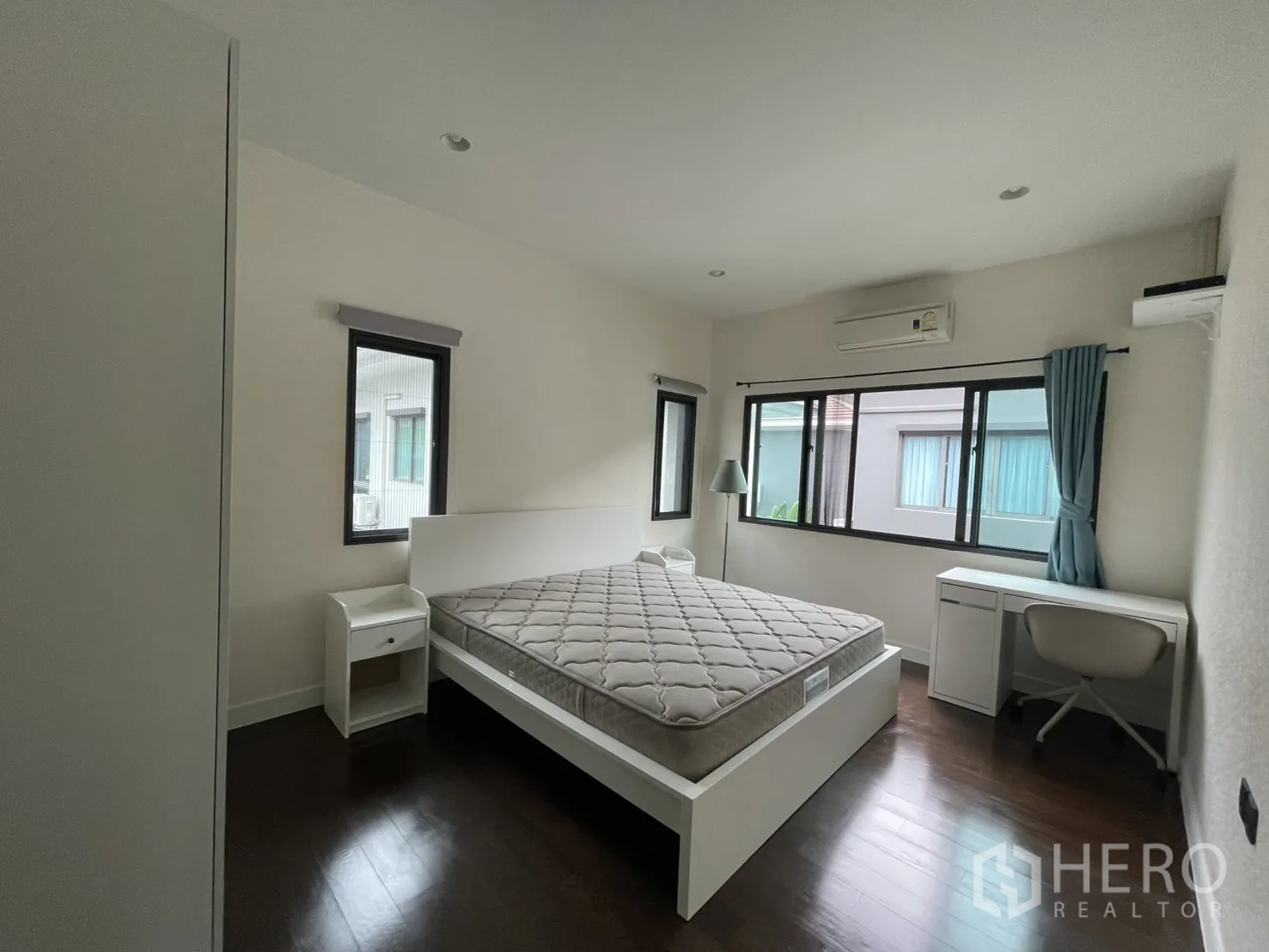 บ้าน ให้เช่าในBang Kapi, Bangkok - ห้องนอนมุมบ้านมีโต๊ะทำงาน หน้าต่างบานใหญ่ และเครื่องปรับอากาศ