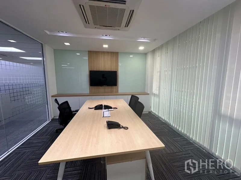 办公空间 出租 - 会议室配长桌、壁挂电视、玻璃墙与落地百叶窗。