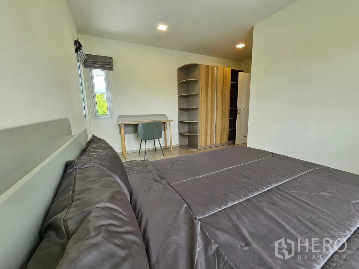 Detached House for rent in Bang Phli, Samut Prakan - Secondary bedroom with study desk, chair and corner wardrobe.