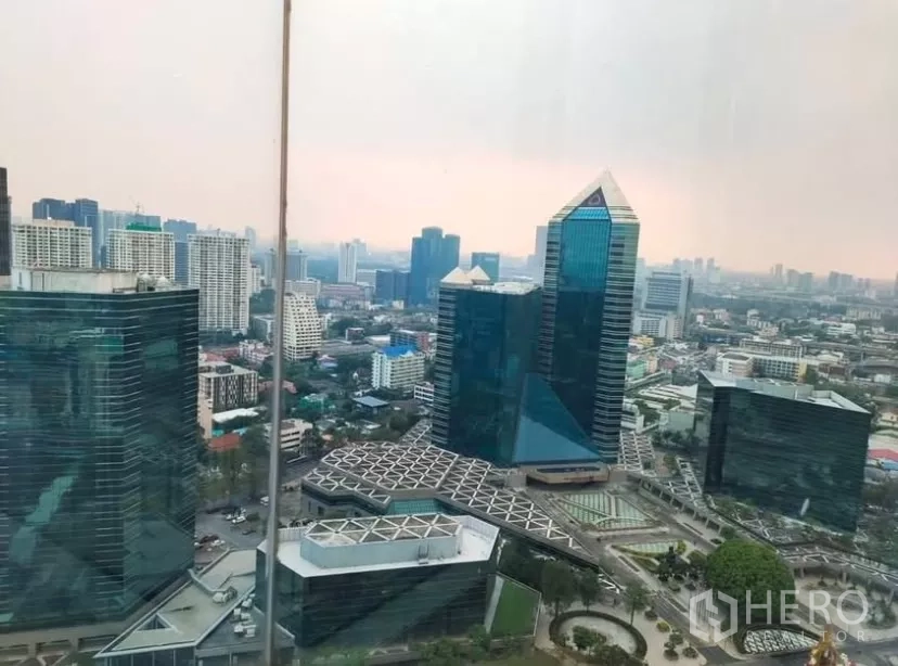 公寓 出租在Chatuchak, Bangkok - 拉差约廷商圈全景，可见SCB Park与周边写字楼