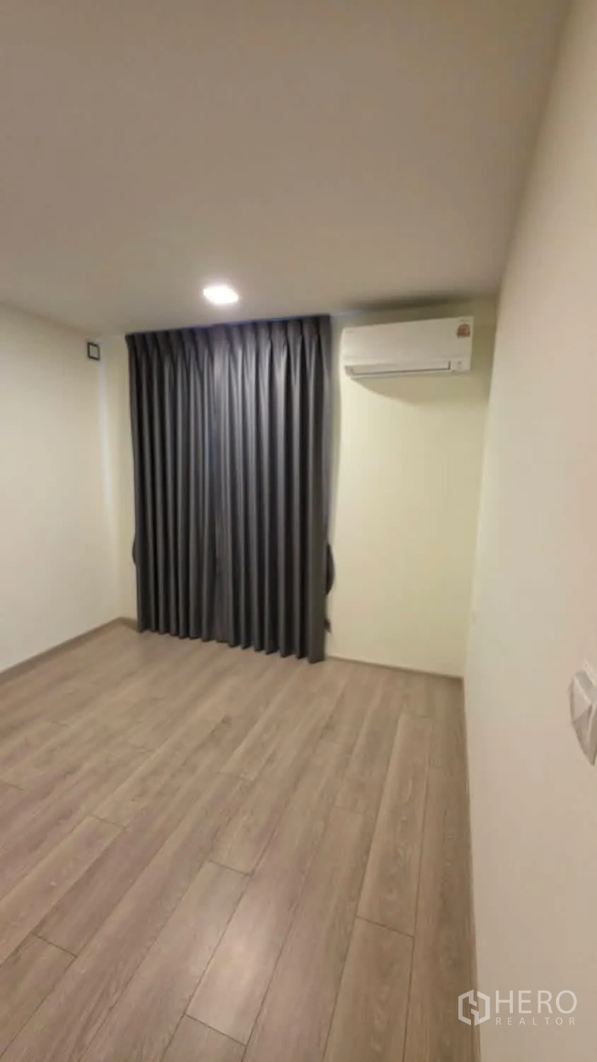 独栋房屋 for rent in Bang Phli, Samut Prakan - 空房间配木纹地板、遮光窗帘与空调。