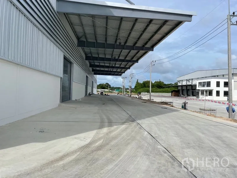 โรงงาน ให้เช่าในMueang Rayong, Rayong - ท่าโหลดสินค้ามีหลังคา ทางวิ่งด้านข้าง ใกล้อาคารอุตสาหกรรมและเสาไฟฟ้า