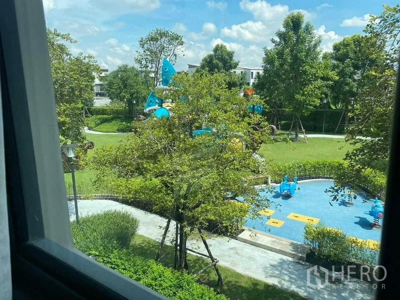 独立式住宅 出租在Khan Na Yao, Bangkok - 窗外可见园区绿化与儿童游乐场。