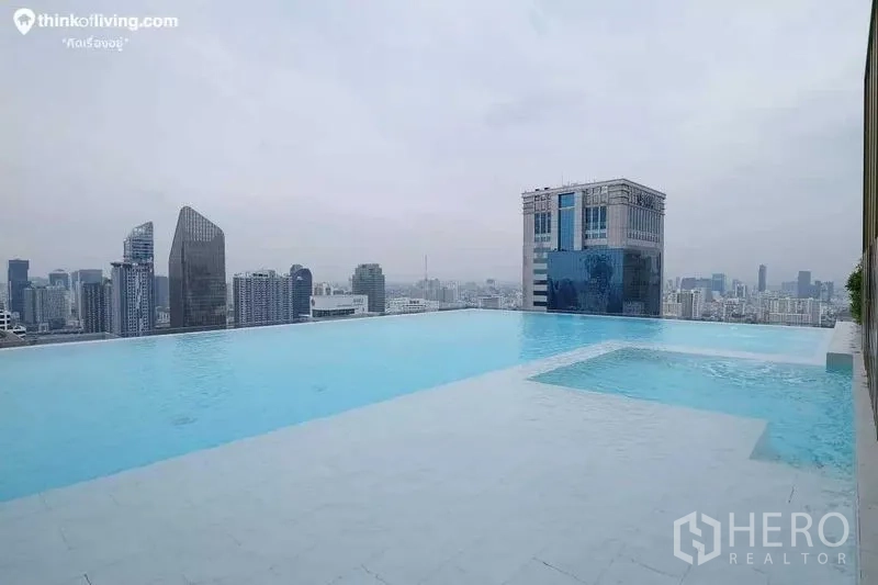 公寓 出租在Watthana, Bangkok - 屋顶无边泳池眺望曼谷天际线