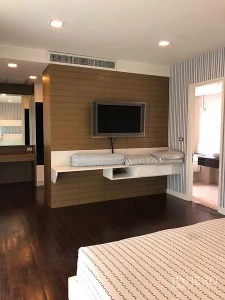 公寓 出租在Khlong Luang, Pathum Thani - 主卧带墙挂电视并连接浴室。