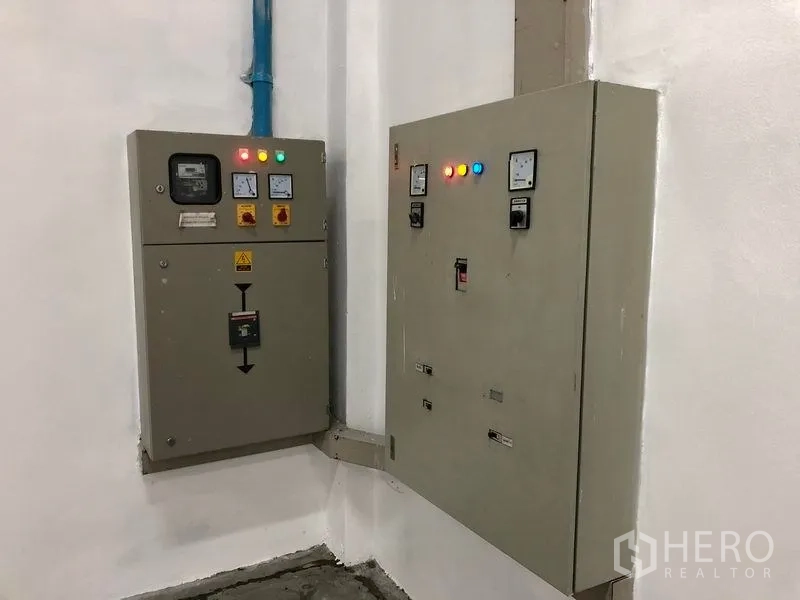 คลังสินค้า ให้เช่าในPak Kret, Nonthaburi - ตู้ควบคุมไฟฟ้าอุตสาหกรรมติดผนัง แสดงระบบไฟสามเฟส