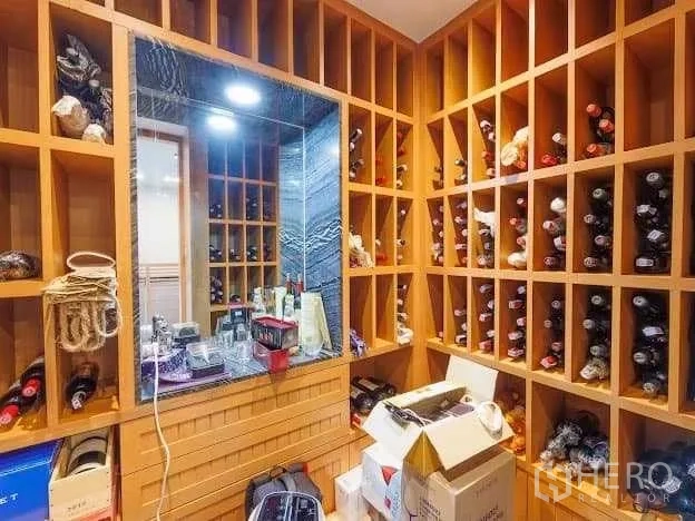 คอนโด ขายในYan Nawa, Bangkok - ห้องเก็บไวน์พร้อมชั้นวางขวดไม้รอบห้องและกระจกเงา
